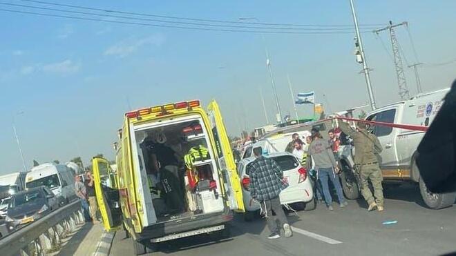 זירת הפיגוע בגוש עציון (צילום: דוברות מד"א) זירת הפיגוע בגוש עציון מד"א