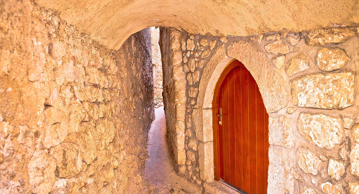 פוטו רחובות צרים Ulica Klančić ורבניק קרואטיה