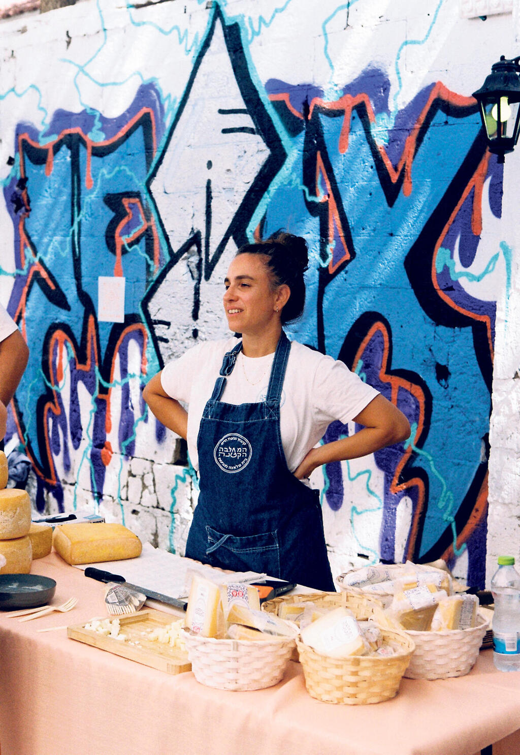 מכירת גבינות ב"גלם". מיטב היצרנים (צילום: רוני כספי) פנאי מכירת גבינות ב גלם