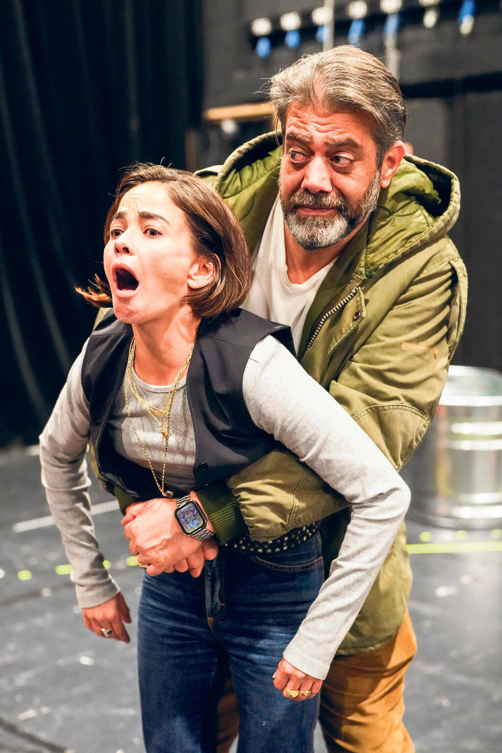 יניב סוויסה ובת חן סבג ב"ריטריט". מתח והומור
(צילום: רדי רובינשטיין) פנאי יניב סוויסה ו בת חן סבג ב ריטריט