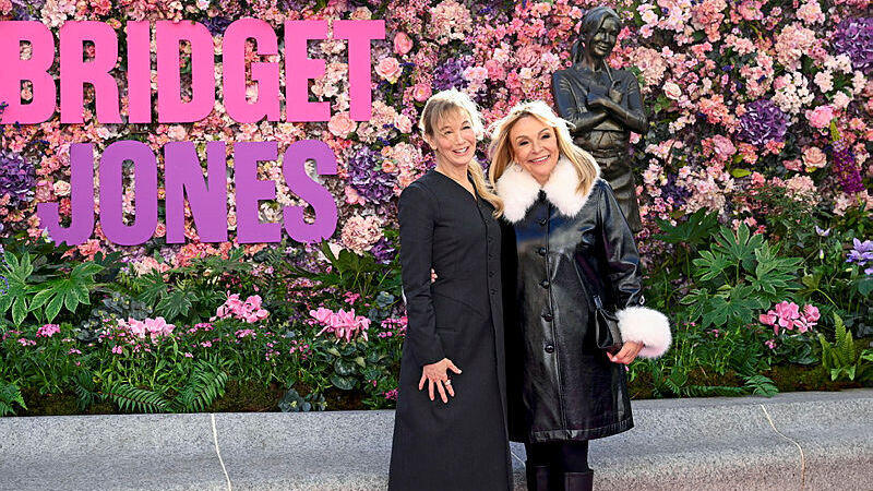 היוצרת של ברידג'ט ג'ונס הלן פילדינג והשחקנית רנה זלווגר במעמד חשיפת הפסל בלונדון (צילום: Gareth Cattermole / Getty Images Europe) היוצרת של ברידג'ט ג'ונס הלן פילדינג ו רנה זלווגר במעמד חשיפת הפסל ב לונדון