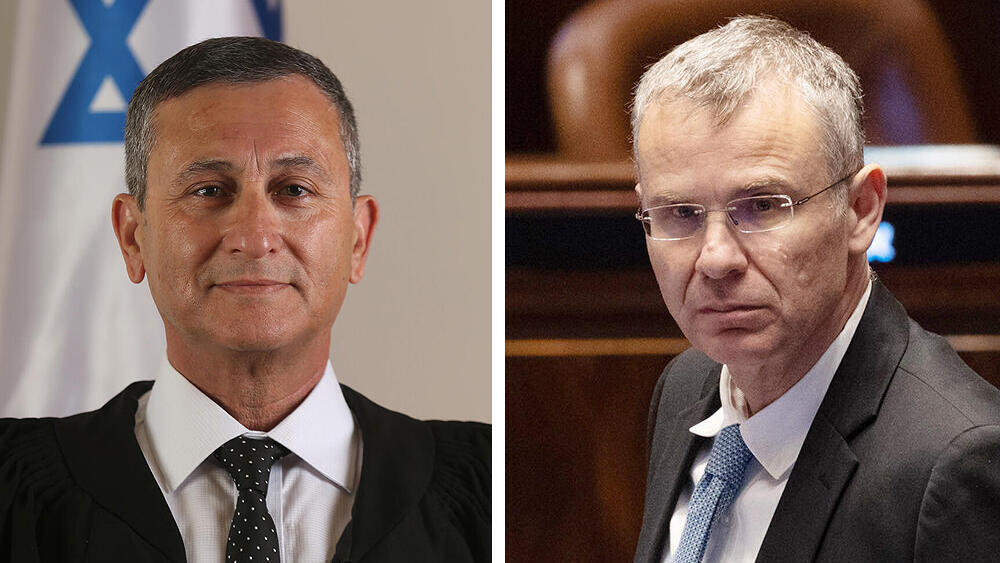 מימין שר המשפטים יריב לוין והשופט יוסף בן חמו