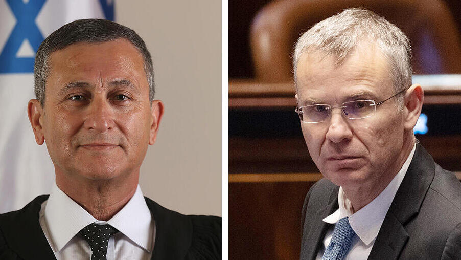 מימין שר המשפטים יריב לוין והשופט יוסף בן חמו