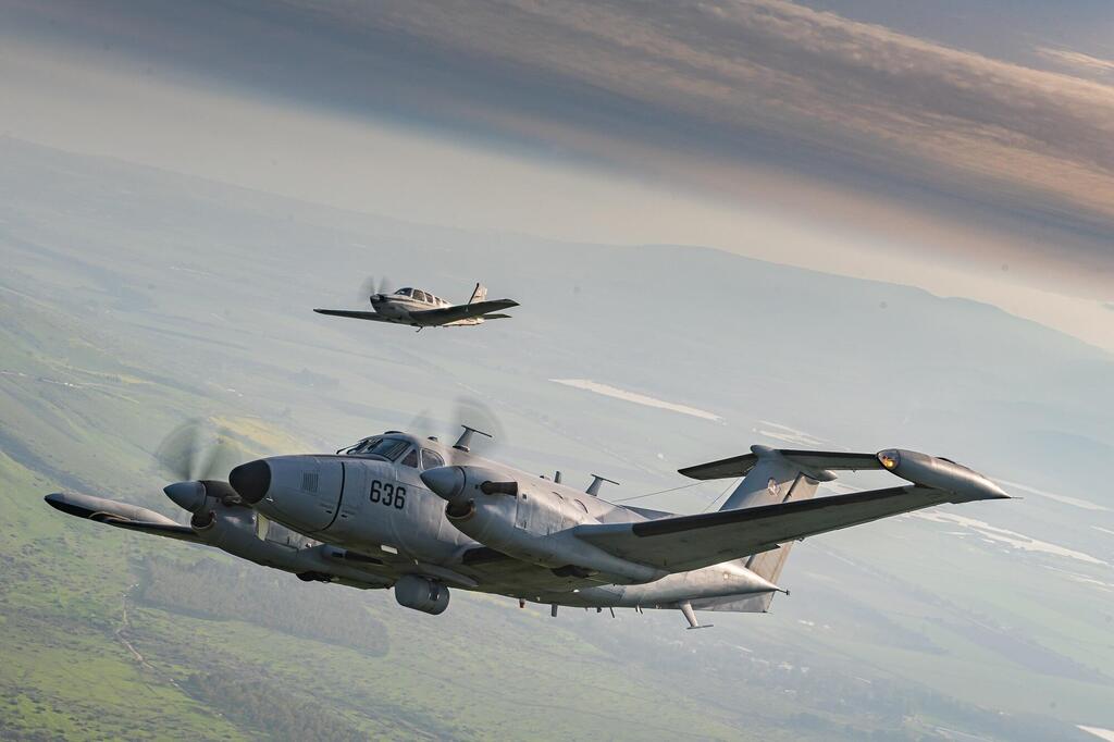 מקדימה צופית, מאחור חופית. הכלים של טייסת 100 (צילום: חיל האוויר) הקברניט חוזי אווירי מטוס צילום 10