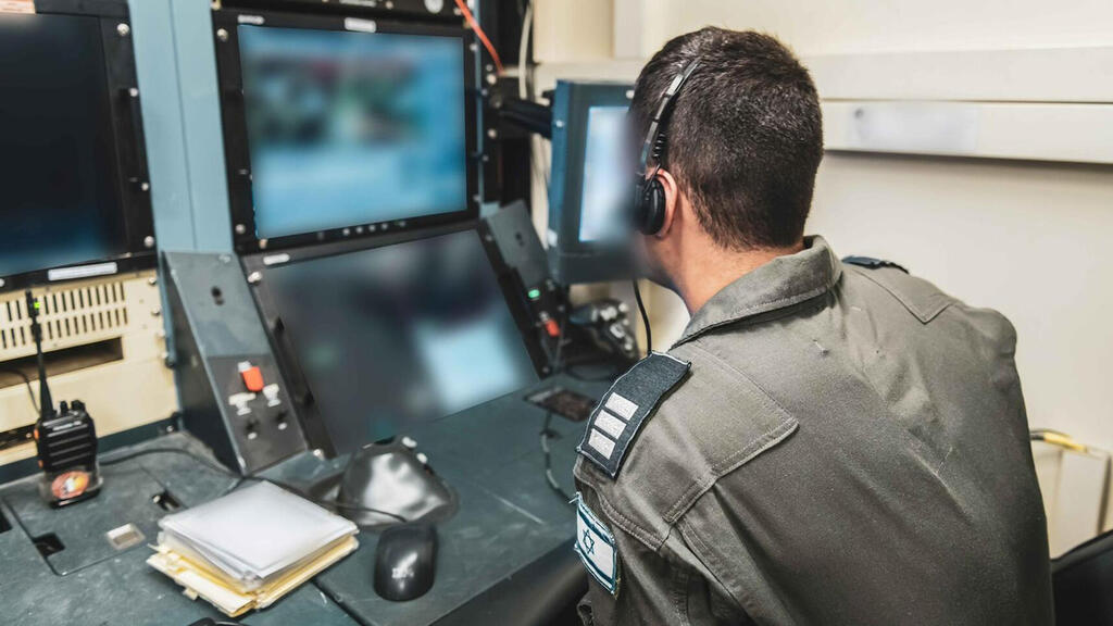 מפעיל בקרון שליטה של כטב"מ ישראלי (צילום: דובר צה"ל) הקברניט חוזי אווירי מטוס צילום 14