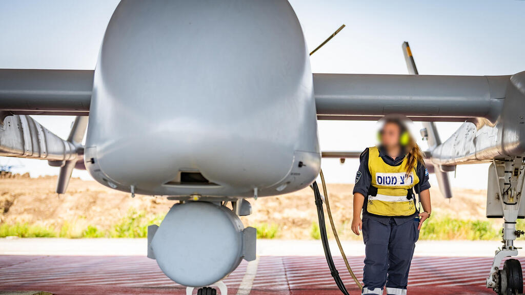 מכונאית לצד כטב"מ תצפית (צילום: חיל האוויר) הקברניט חוזי אווירי מטוס צילום 12