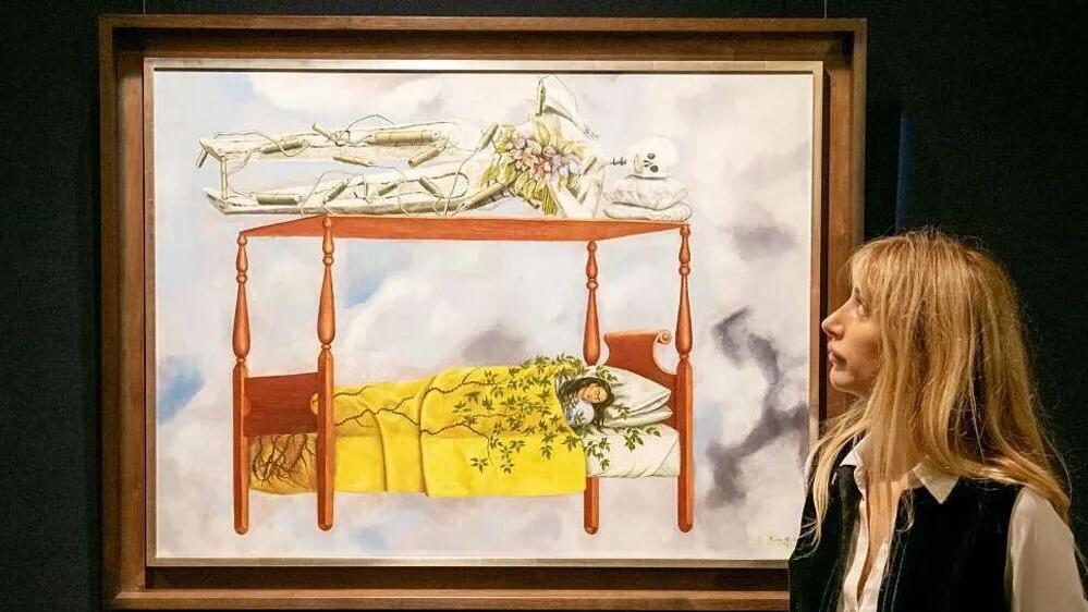 אישה מביטה על הציור "החלום (המיטה)" של פרידה קאלו (צילום: גטי אימג'ס) ציור של פרידה קאלו "החלום (המיטה)" נמכר תמורת 54 מיליון דולר שיא לאמנית אשה
