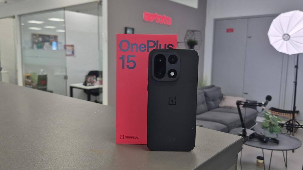 לטעינה מהירה במיוחד צריך לרכוש מטען מתאים (צילום: איתי שמושקוביץ) סמארטפון OnePlus 15