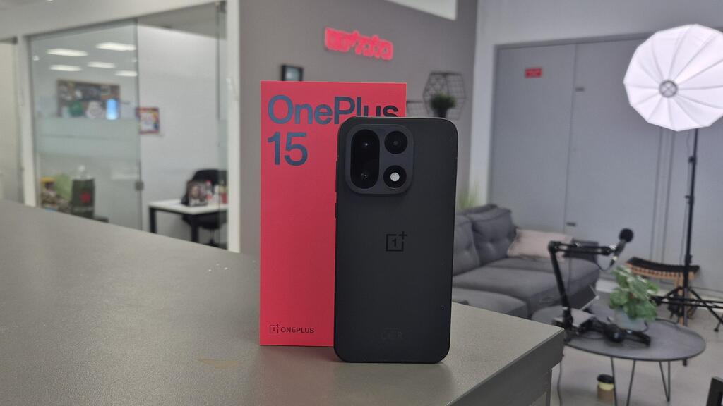 סמארטפון OnePlus 15 (צילום: איתי שמושקוביץ) סמארטפון OnePlus 15