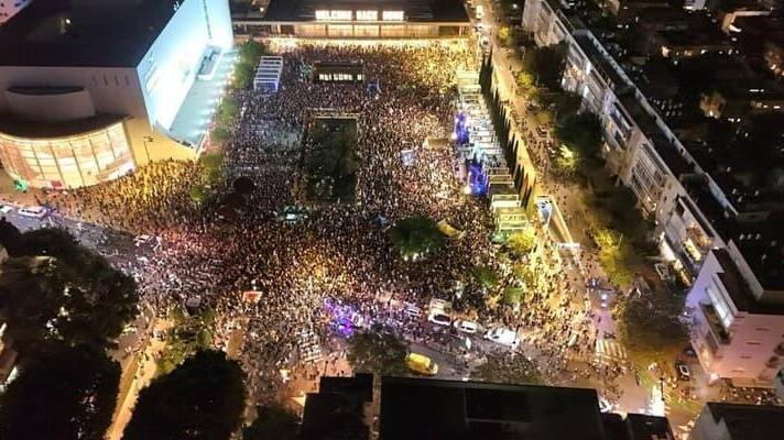 האלפים בכיכר הבימה, הערב (צילום: אמיר גולדשטיין) האלפים בכיכר הבימה, הערב