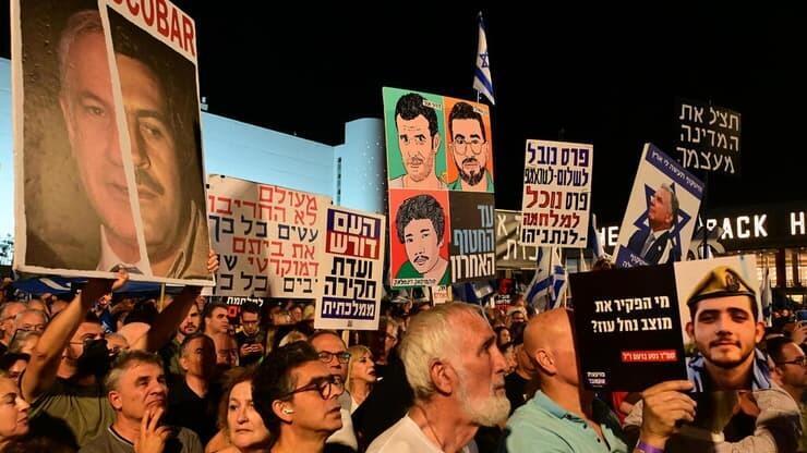 המפגינים בכיכר הבימה בתל אביב הערב בדרישה להקמת ועדת חקירה ממלכתית (צילום: יובל חן) המפגינים בכיכר הבימה בתל אביב הערב בדרישה להקמת ועדת חקירה ממלכתית