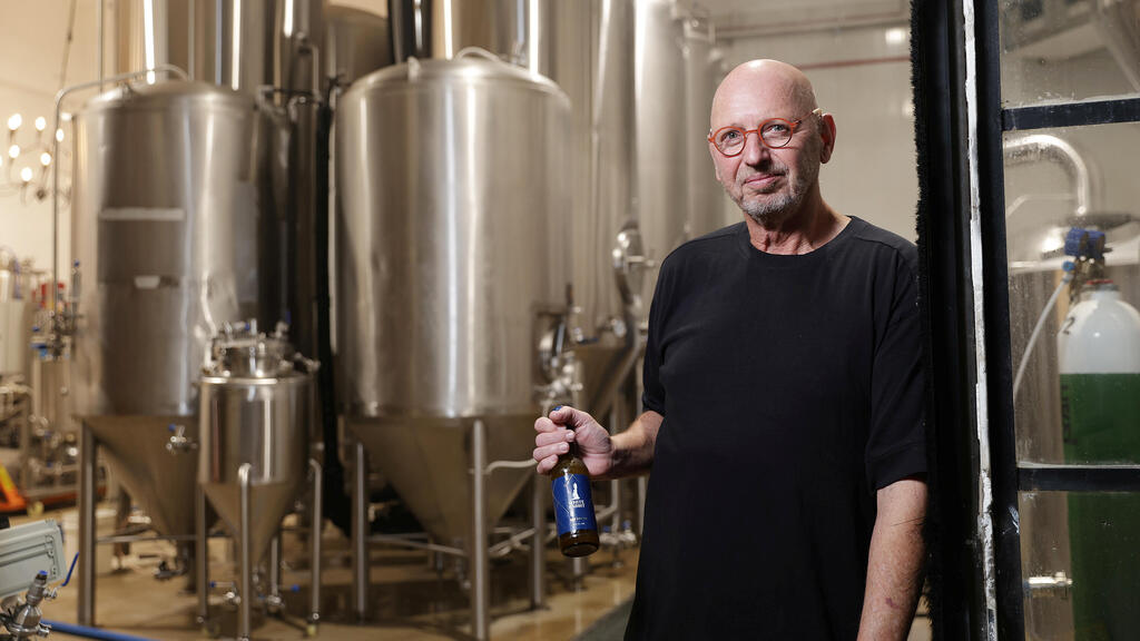 רבינוביץ' במבשלת White Rabbit בתל אביב. "חברים אמרו לי 'תעזוב', אבל לא ויתרתי" (צילום: אוראל כהן) זאב רבינוביץ תעשיין ותיק בתחום הצבאי שמבשל בירה ב מבשלת White Rabbit פנאי