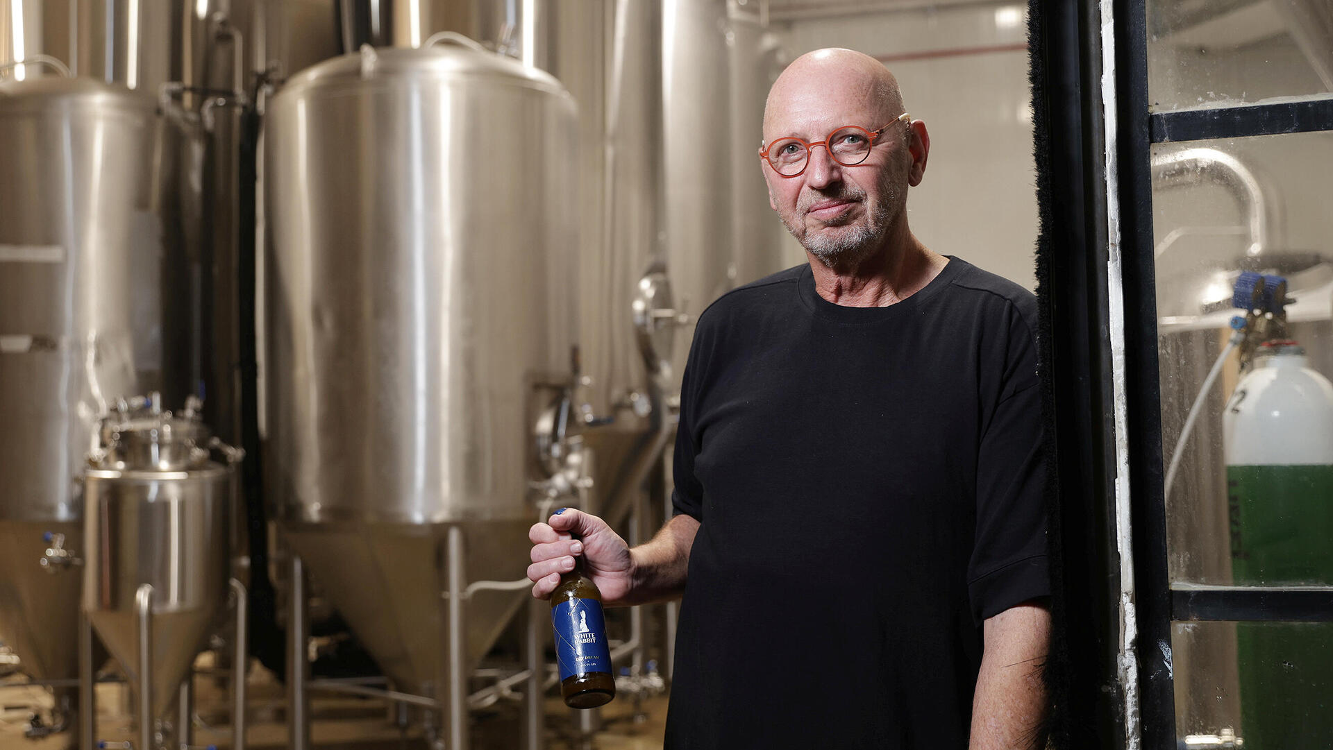 זאב רבינוביץ תעשיין ותיק בתחום הצבאי שמבשל בירה ב מבשלת White Rabbit פנאי