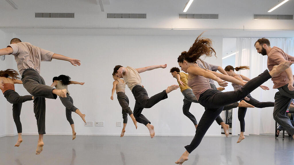 מתוך החזרות ל"נונה" של להקת המחול ורטיגו פנאי (צילום: יובל חן) מתוך החזרות ל"נונה" של להקת המחול ורטיגו פנאי