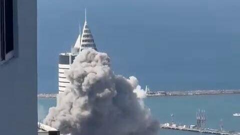 תיעוד טיל שיגור איראן מבצע עם כלביא התפוצץ חיפה סמוך מגדל המפרש בניין הטיל פגיעה ישירה