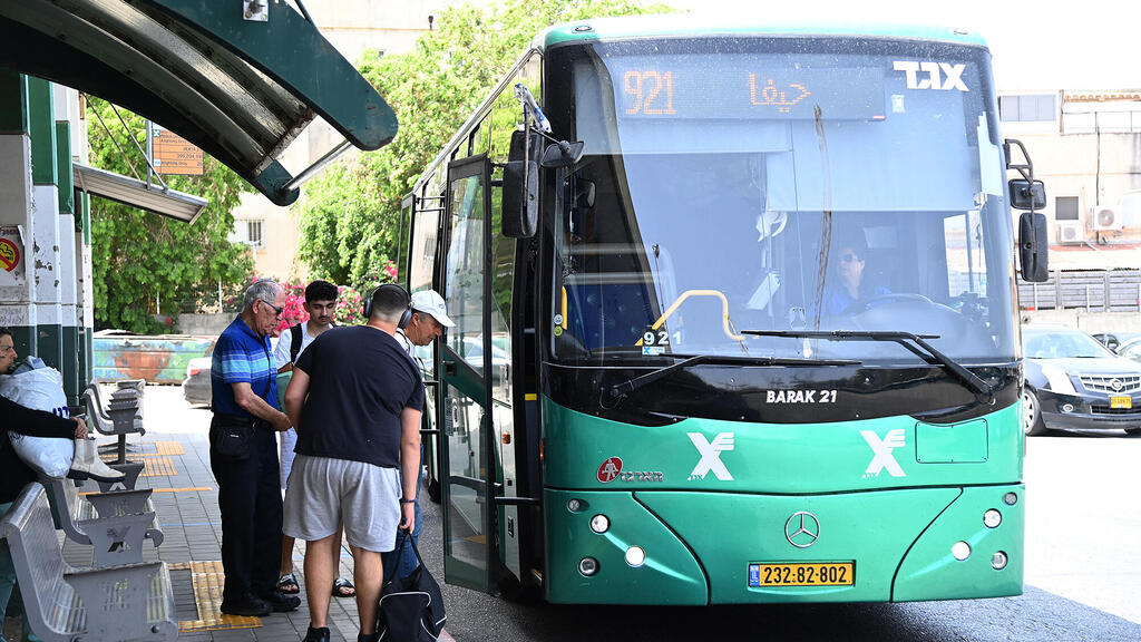 נוסעים עולים לאוטובוס. 20%-15% מהנוסעים לא מתקפים (צילום: יאיר שגיא) נוסעים עולים ל אוטובוס אגד תחבורה ציבורית