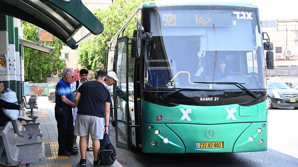 נוסעים עולים ל אוטובוס אגד תחבורה ציבורית