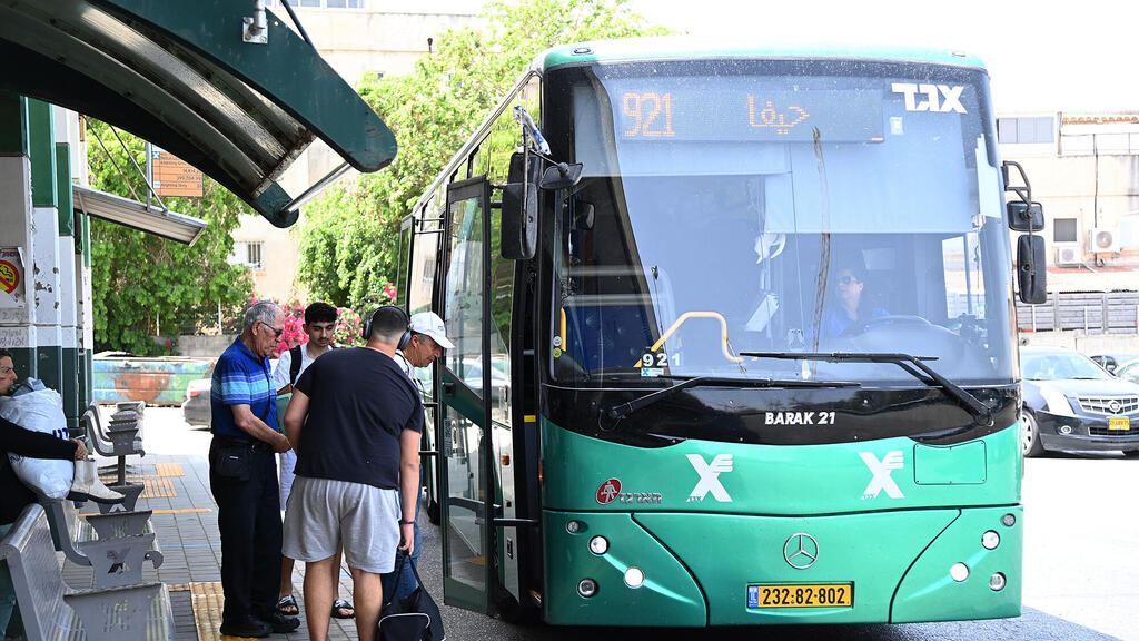 אוטובוס של אגד (צילום: יאיר שגיא) נוסעים עולים ל אוטובוס אגד תחבורה ציבורית