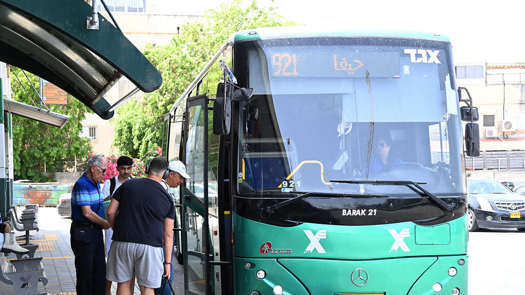 נוסעים עולים ל אוטובוס אגד תחבורה ציבורית