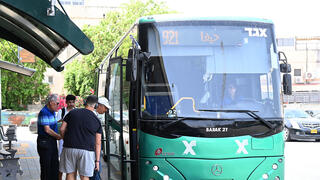 נוסעים עולים ל אוטובוס אגד תחבורה ציבורית