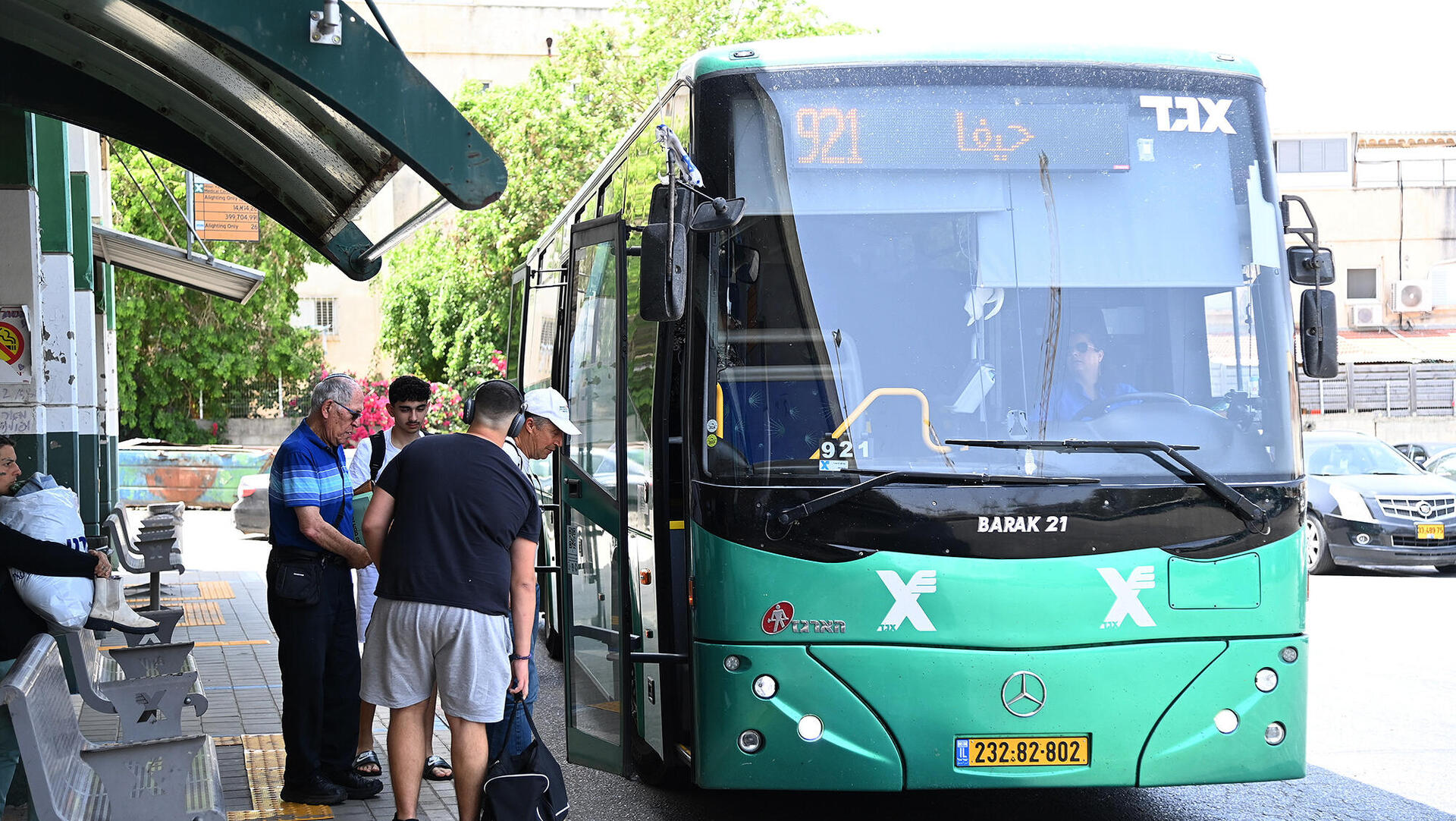 נוסעים עולים ל אוטובוס אגד תחבורה ציבורית