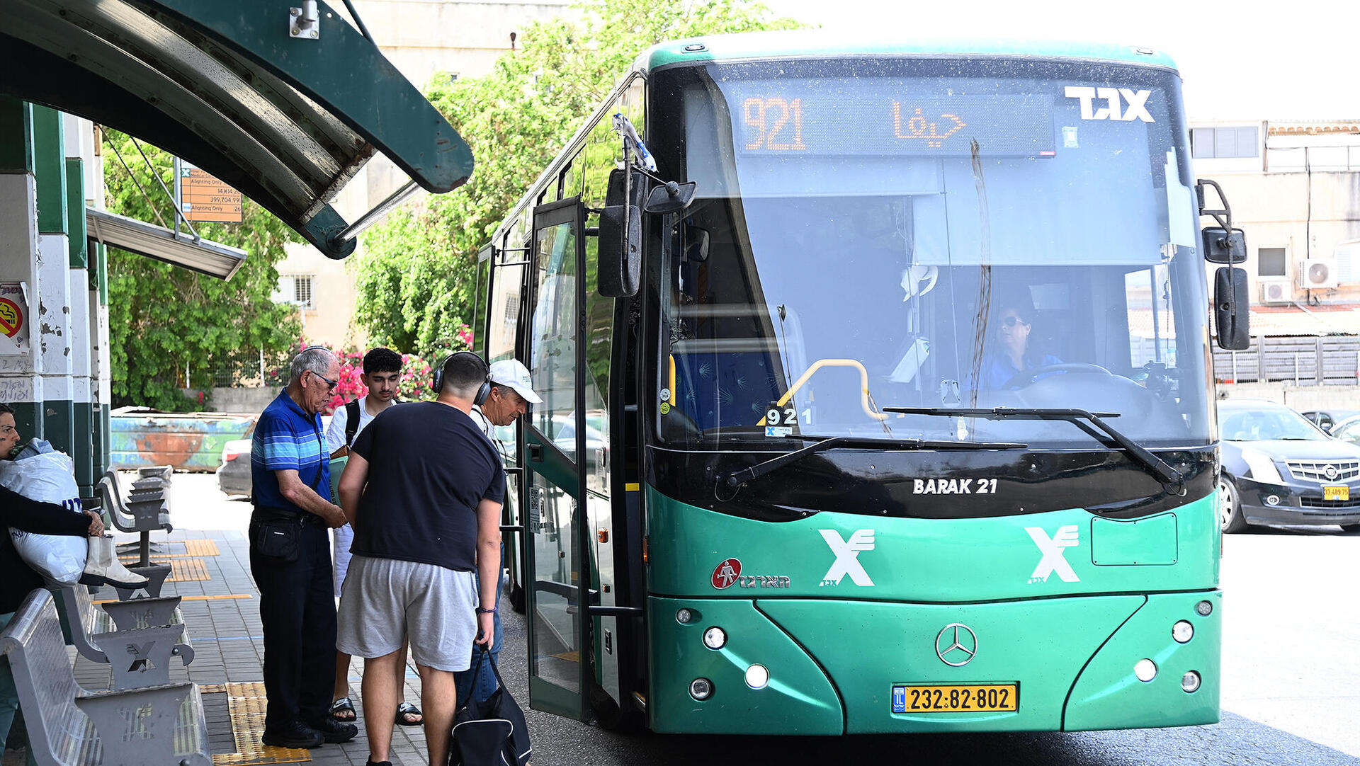 נוסעים עולים ל אוטובוס אגד תחבורה ציבורית