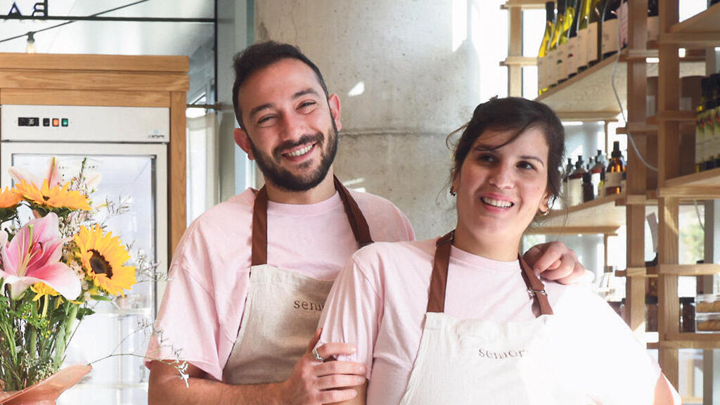 סניור וזביב. “העדפנו לפתוח מאפייה ולא מסעדה כדי שנוכל להתפרנס גם אם הדלת פה תיסגר, למשל בעת מלחמה” (צילום: נמרוד גליקמן) פנאי אריאל זביב ו שחר סניור מאפיית סניורה