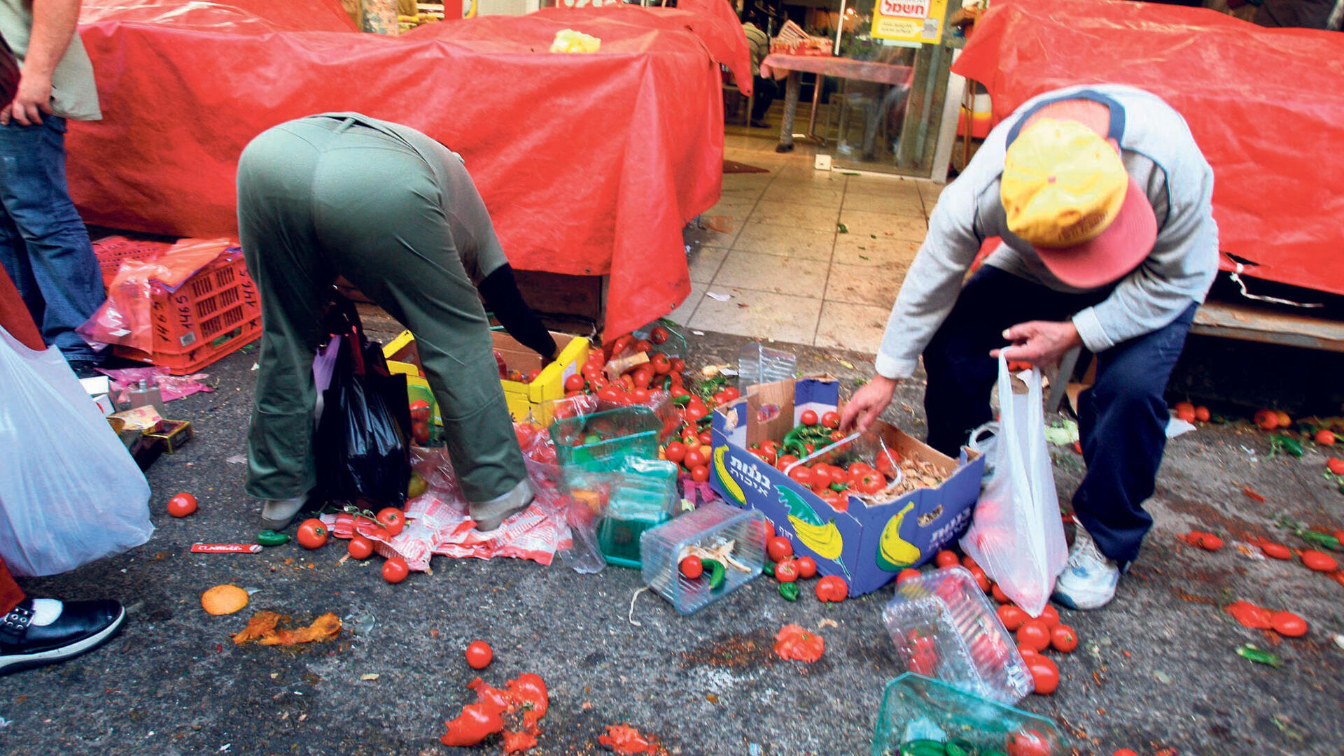 איסוף מזון אשפה שוק הכרמל בתל אביב