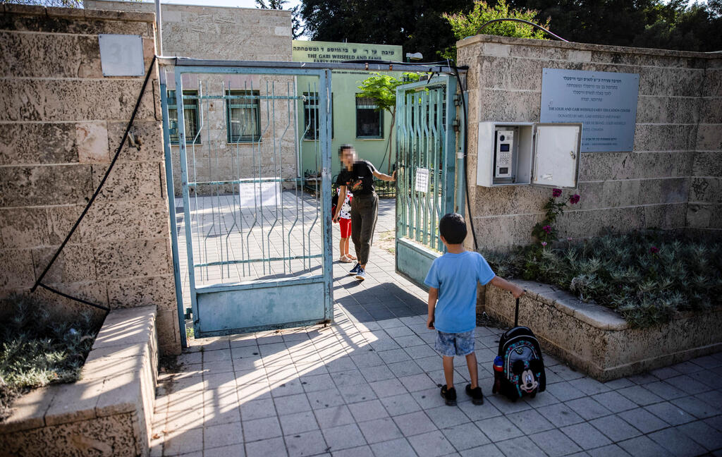 גן ילדים ביפו. 25 גנים נסגרים בתל אביב־יפו בכל שבוע מתחילת השנה (צילום: Ronen Zvulun/Reuters) גן סגור ביפו אילוסטרציה מוסף