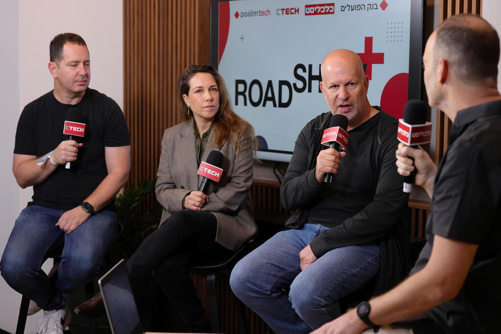 Roadshow+ panel (from left): Rotem Eldar, Natalie Refuah, Tal Barnoach. (Photo: Oz Mualem) אירוע רודשואו 2025 - פאנל מנחה חגי גלבוע משתתפים: טל בר נוח , נטהלי רפואה ו רותם אלדר