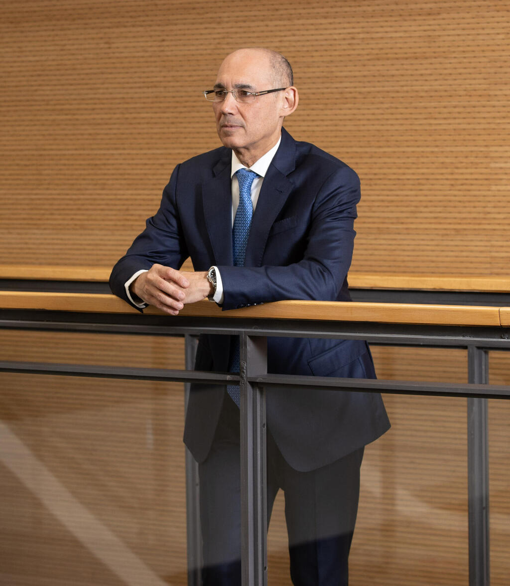 הנגיד אמיר ירון. צריך לצאת למרפסות ולמחוא לו כפיים