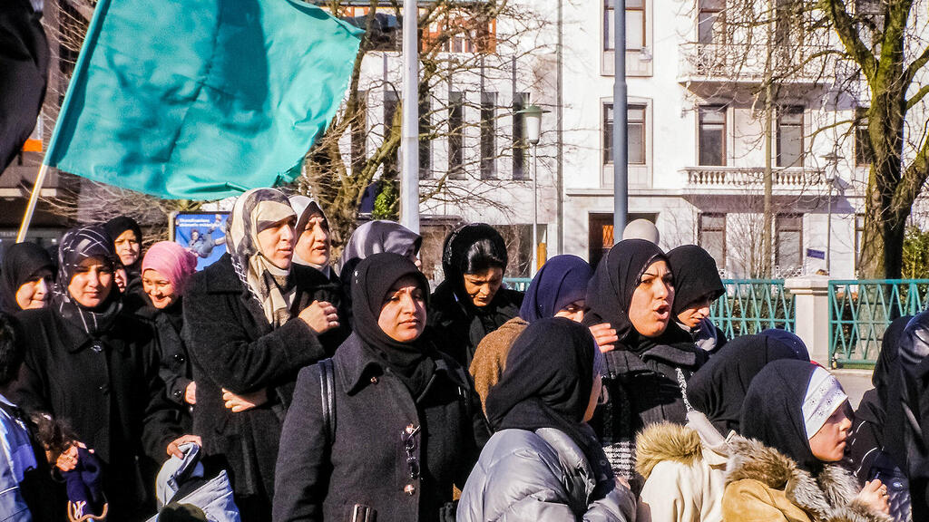 הפגנה של תושבים מוסלמים במלמו, שבדיה. מוסדות חינוכיים נסגרו בעקבות התרעות שירותי הביטחון (צילום: Stella Salander/Shutterstock) הפגנה של תושבים מוסלמים ב מלמו שבדיה