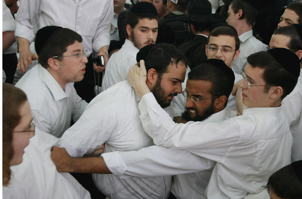 קטטה בישיבת פוניבז' ב־2010. "אם היה הפרגוד בימים ההם כל רהיט שעף שם היה מצולם ומגיע לכל העולם, לתורמים, למשפיעים, ואנשים היו מתביישים לפעול כמו שפעלו" (צילום: שאול גולן) קטטה בישיבת פוניבז' ב־ 2010 . "אם היה הפרגוד בימים ההם כל רהיט שעף שם היה מצולם ומגיע לכל העולם, לתורמים, למשפיעים, ואנשים היו מתביישים לפעול כמו שפעלו"