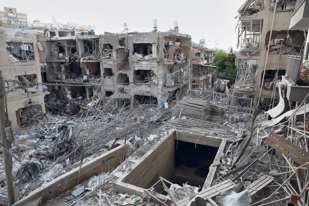 הפגיעה הקשה בבת ים. שני מבנים כבר נהרסו, והיתר במחלוקת (צילום: דנה קופל) פגיעה ישירה מ טיל איראני בת ים