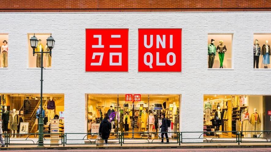 חנות יוניקלו בטוקיו (צילום: Sutterstock) חנות אופנה יוניקלו שינג'וקו טוקיו