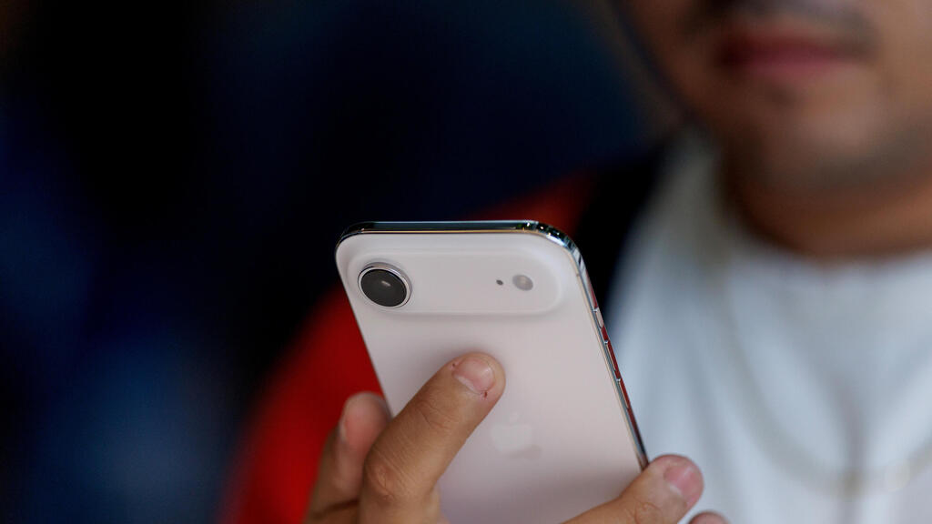 אייפון אייר. בסוף 2025 אפל צפויה להחזיק 19.4% משוק הסמארטפונים העולמי (צילום: Eric Thayer/Bloomberg) אייפון אייר 19.9.25