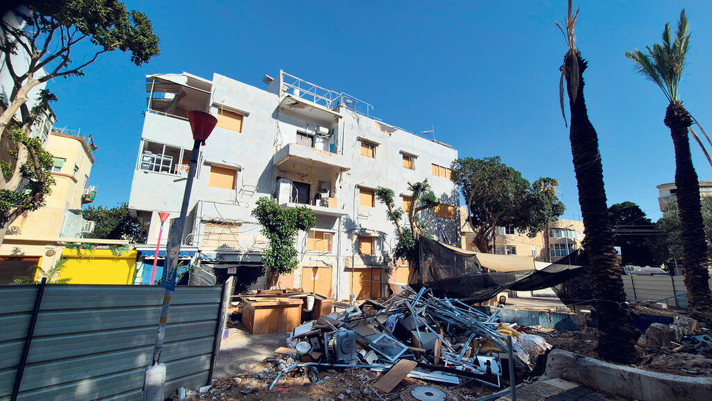 רחוב נורדאו בחיפה השבוע. "יש גם ביזה. גנבו את המנועים של המזגנים" (צילום: יריב כץ) פגיעה ישירה מ טיל איראני רחוב נורדאו חיפה