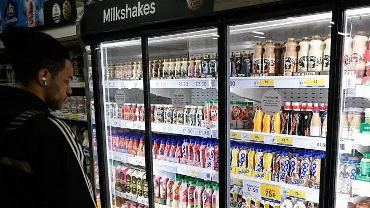 מקרר משקאות חלב סופרמרקט בריטניה