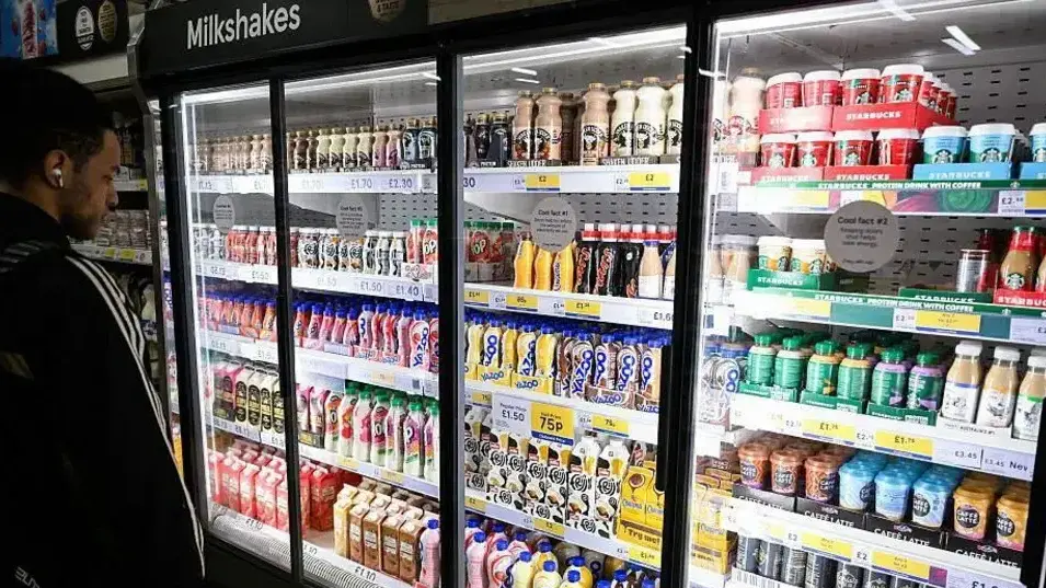 מקרר משקאות בסופרמרקט בבריטניה. ילדים הופכים פחות בריאים (צילום: Getty) מקרר משקאות חלב סופרמרקט בריטניה