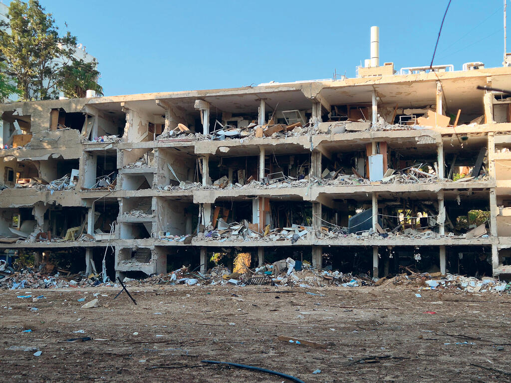 רחוב פרנקל ברמת אביב השבוע. טרם הוגשה בקשה להיתר בנייה מחדש (צילום: אוראל כהן) פגיעה ישירה מ טיל איראני רחוב פרנקל ברמת אביב