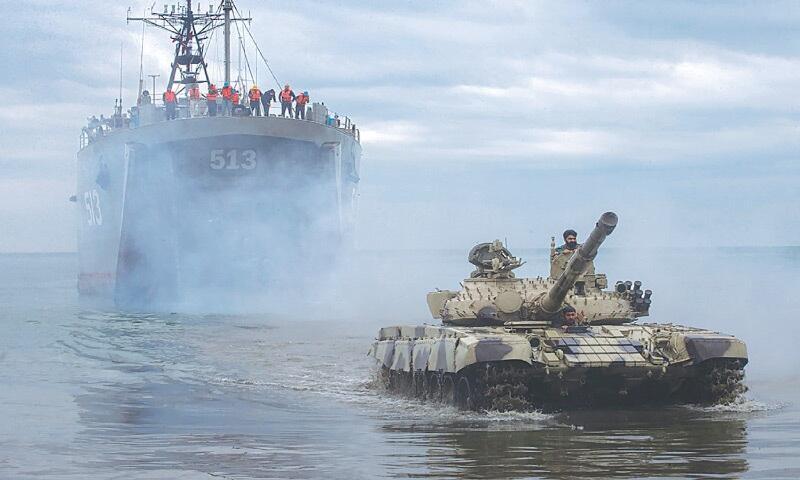 תרגיל פלישה איראנית מהים (צילום: AFP) הקברניט מטוס קרב סעודיה 12