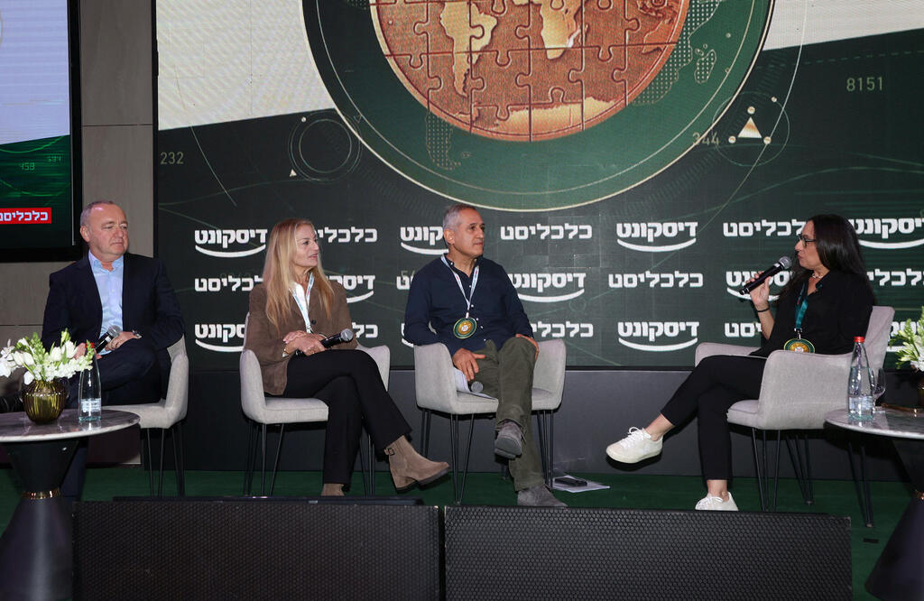 Panel participants (from left): Shaul Schneider, Karen Cohen Khazon, Shmoulik Barashi. (Photo: Yariv Katz) כנס כלכלה גלובלית - אורנה יפת מנחה מימין שמוליק בראשי , קרן כהן חזון ו שאול שניידר