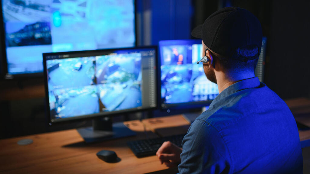 מצלמות מעקב. "פגיעה בפרטיות" (צילום: Hryshchyshen Serhii/Shutterstock) סייבר חדירה לפרטיות פרטיות האקר מצלמות אבטחה איש ביטחון מסך מחשב