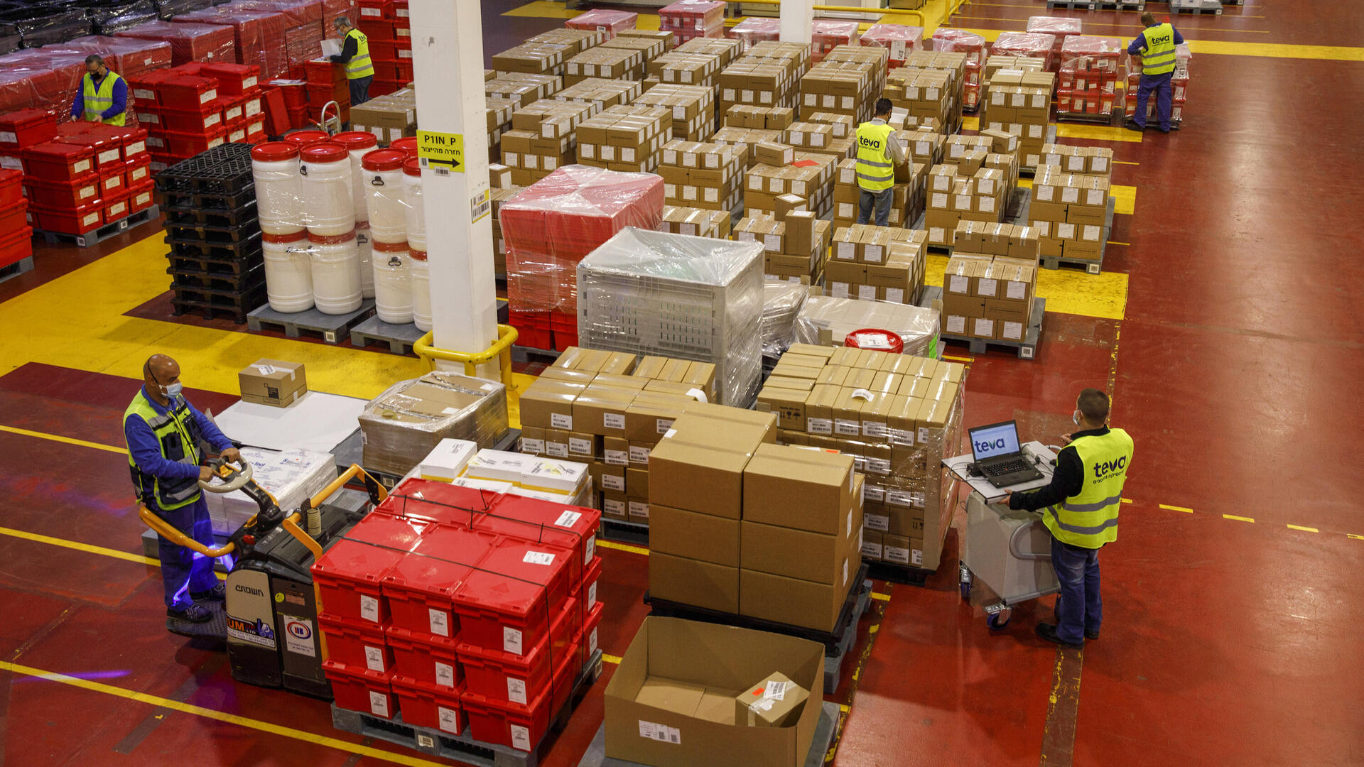 עובדים ב מפעל טבע ב כפר סבא 14.1.21