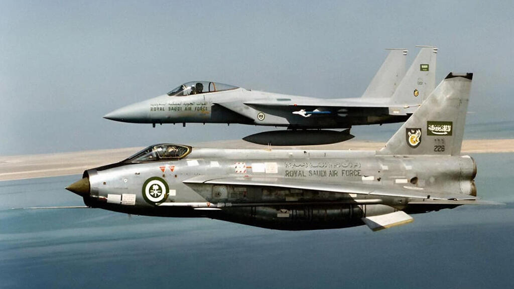 מטוסי סעודיה בסוף הסבנטיז: מטוס יירוט בריטי מדגם לייטנינג, ולצידו F15 (צילום: RSAF) הקברניט מטוס קרב סעודיה 5