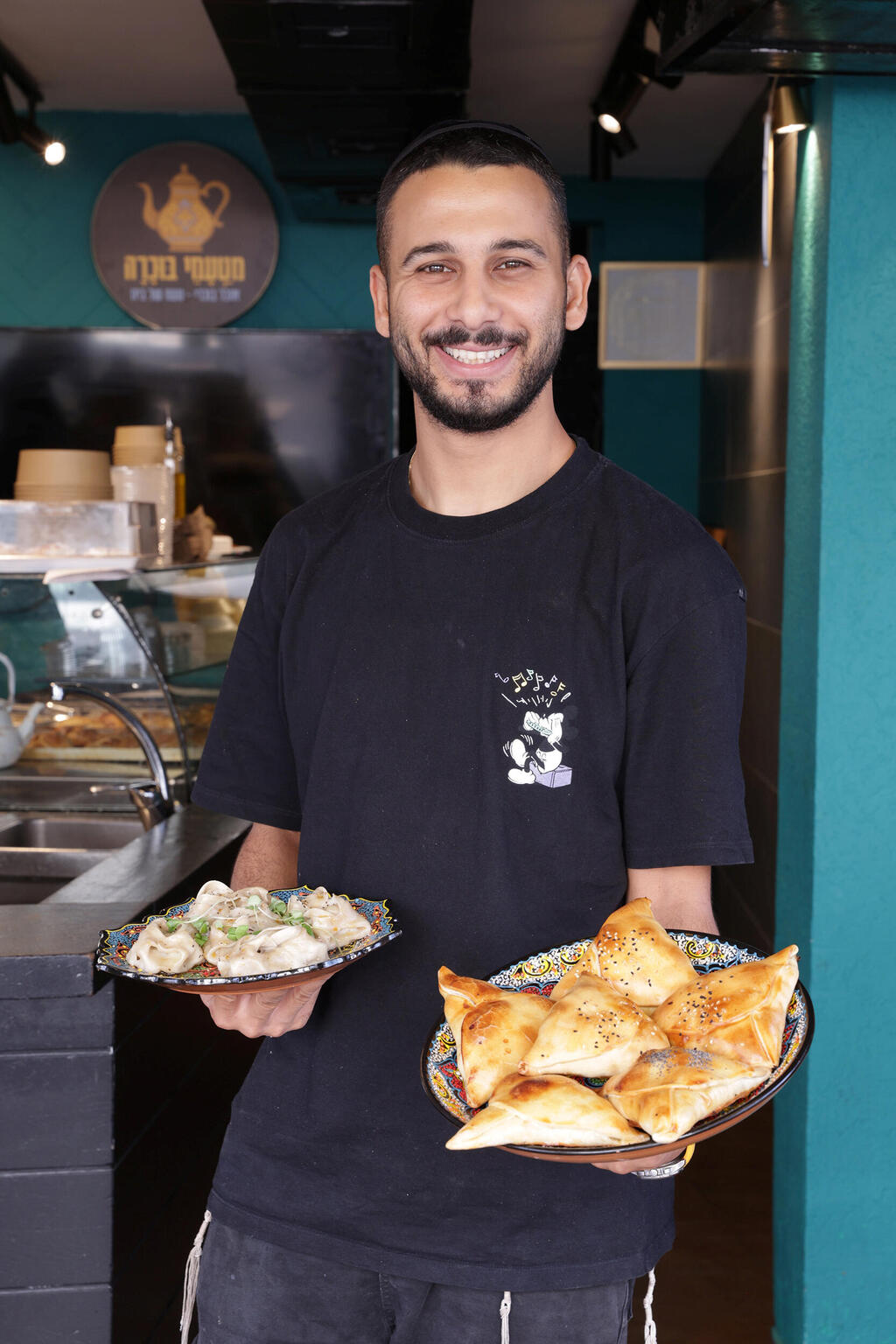 שי ניסנוב ב"מטעמי בוכרה" עם מנות הסמסה (בימין) ומנטו (בשמאל) (צילום: אוראל כהן) שי ניסנוב ב מטעמי בוכרה עם מנות הסמסה (בימין) ומנטו (בשמאל)