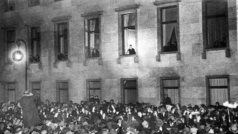 דמוקרטיות לעיתים מפילות את עצמן; הדמות בחלון? היטלר ערב נצחונו בבחירות (צילום: Bundesarchiv) הקברניט מטוס קרב סעודיה 16