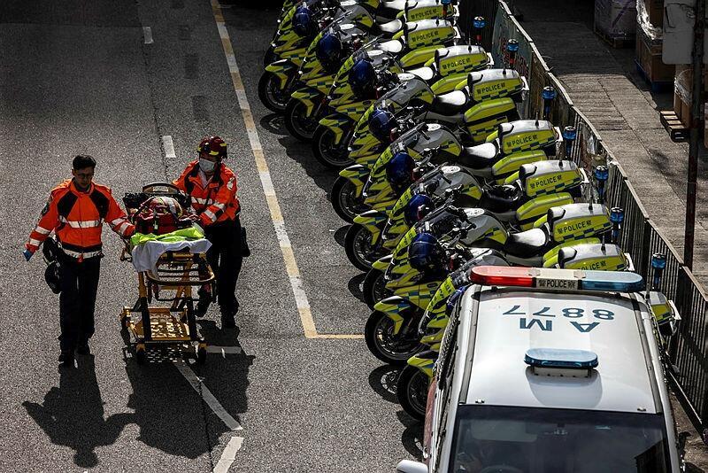 צוותים רפואיים ליד אזור השריפה בהונג קונג (צילום: Isaac Lawrence / Getty Images AsiaPac) צוותים רפואיים ליד אזור השריפה בהונג קונג