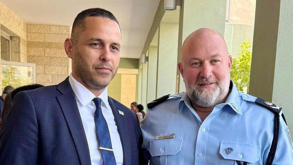 מימין ניצב בועז בלט ראש אגף חקירות ומודיעין ב משטרה ו רואי כחלון ממלא מקום נציב שירות המדינה