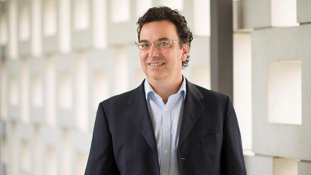 ד”ר אלסנדרו קוריאוני (58) • תפקיד: Fellow (התואר הבכיר ביותר לחוקר) ב־IBM Research, סגן נשיא חטיבת המחקר באירופה ואפריקה, ומנהל מעבדת המחקר בשווייץ • מצב משפחתי: אב לשלושה • מגורים: ציריך, שווייץ • השכלה: תואר שני בכימיה ודוקטורט במדעי החומרים מ־Scuola Normale Superiore בפיזה • עוד משהו: רוכב על אופני הרים, מחזיק ב-40 פטנטים (צילום: באדיבות IBM Research) ד"ר אלסנדרו קוריוני מנהל המחקר של IBM באירופה ואפריקה